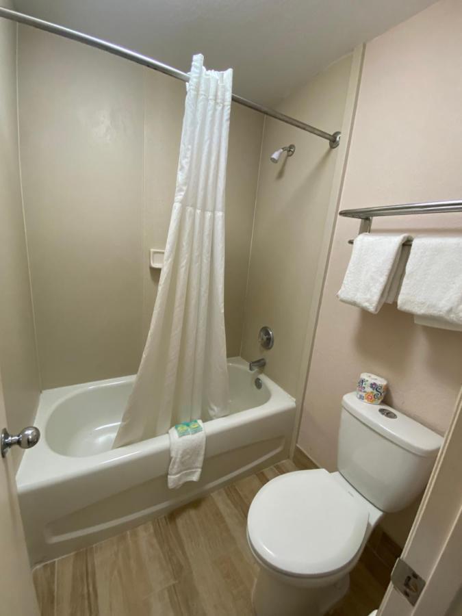 Regency Inn Fern Park Экстерьер фото