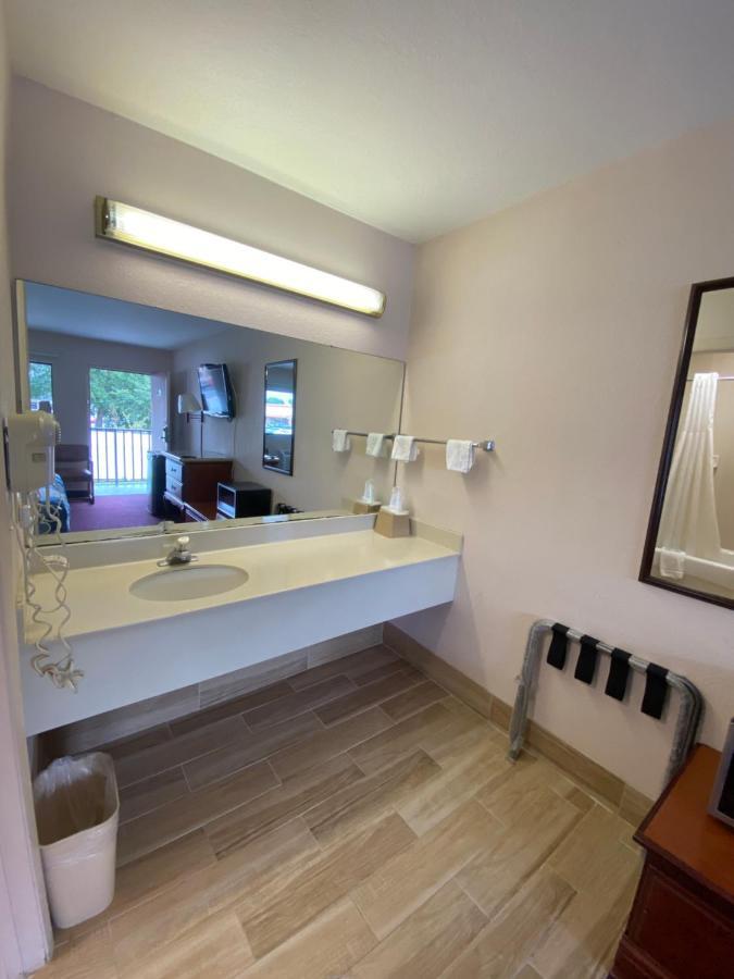 Regency Inn Fern Park Экстерьер фото