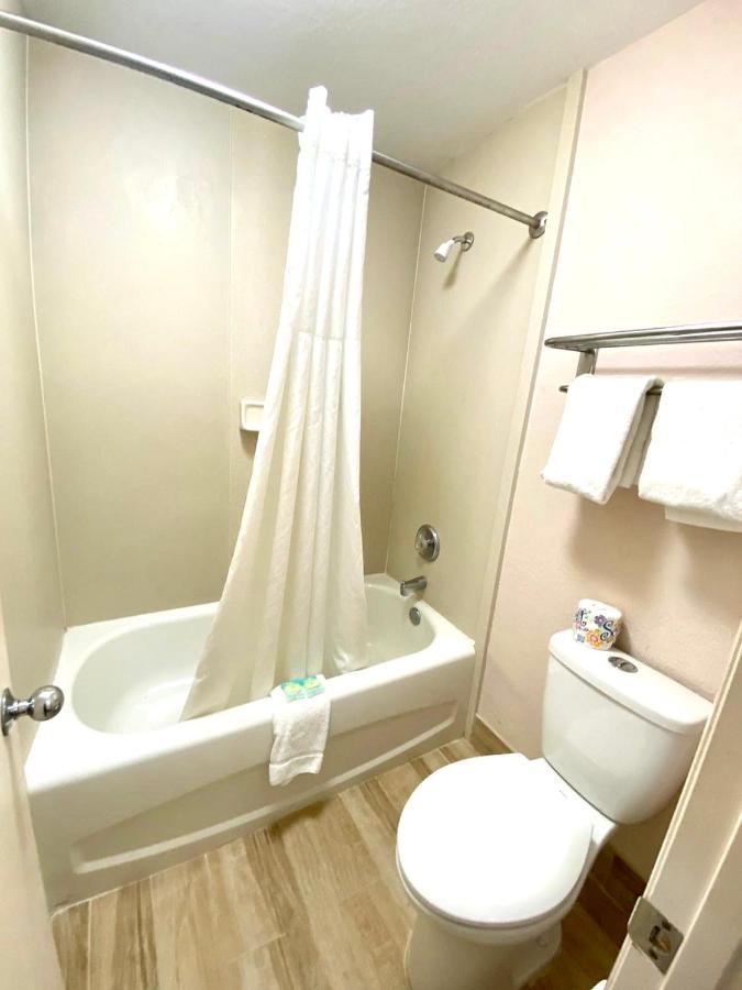 Regency Inn Fern Park Экстерьер фото