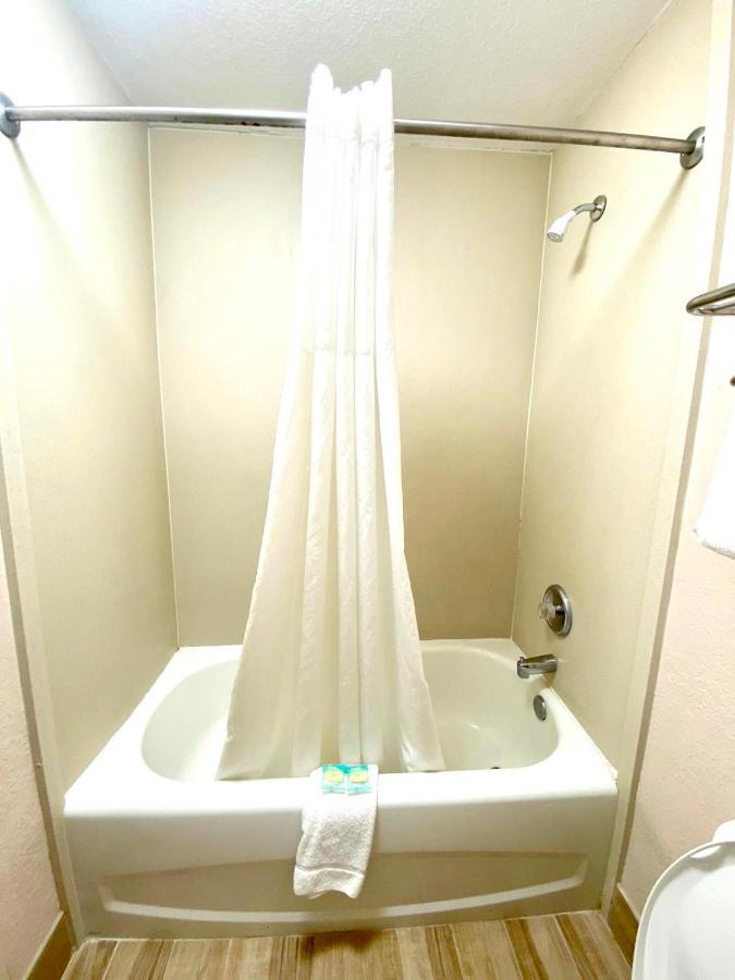 Regency Inn Fern Park Экстерьер фото